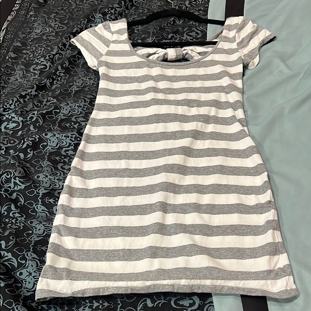 American Dream Gray and White Sheath Dress Scoop Neck Cap Sleeve, size medium